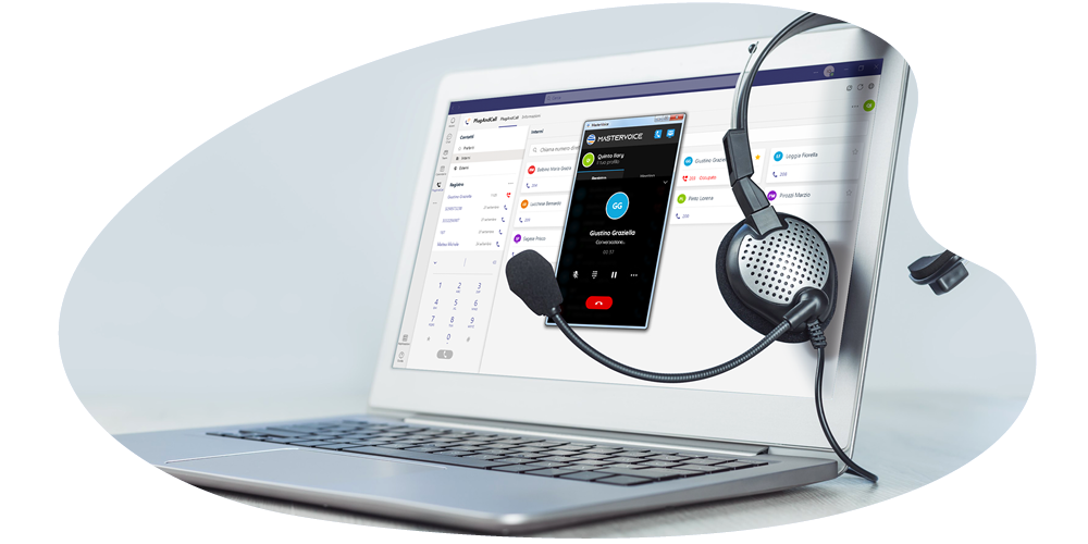 MV-tab-2023-03-Porta-customer-service Immagine di uno schermo del computer che sta visualizzando una chiamata sul sistema MasterVoice con cuffie e microfono appoggiati