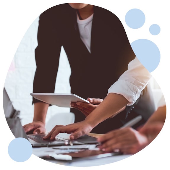 immagine di due uomini in ufficio con dettaglio su computer portatile e tablet