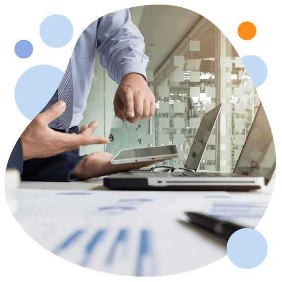 immagine di persone che utilizzano tablet e pc