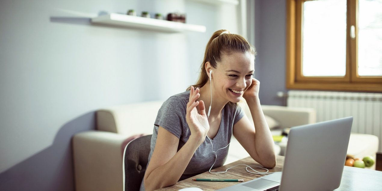 Giovane al lavoro in smart working