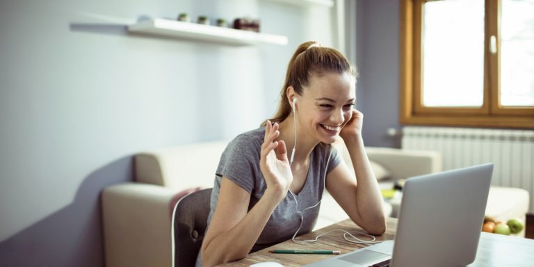 Giovane al lavoro in smart working