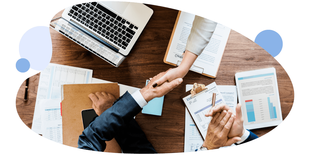 Immagine di stretta di mano business tra un uomo e una donna ripresa dall'alto