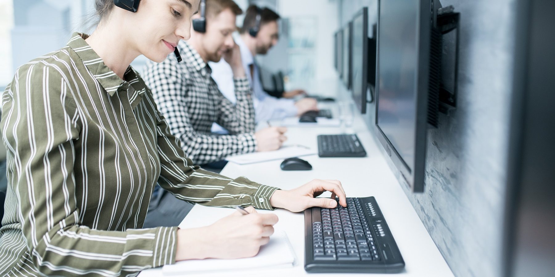 Immagine di operatori al lavoro con tecnologia Voip per il customer care
