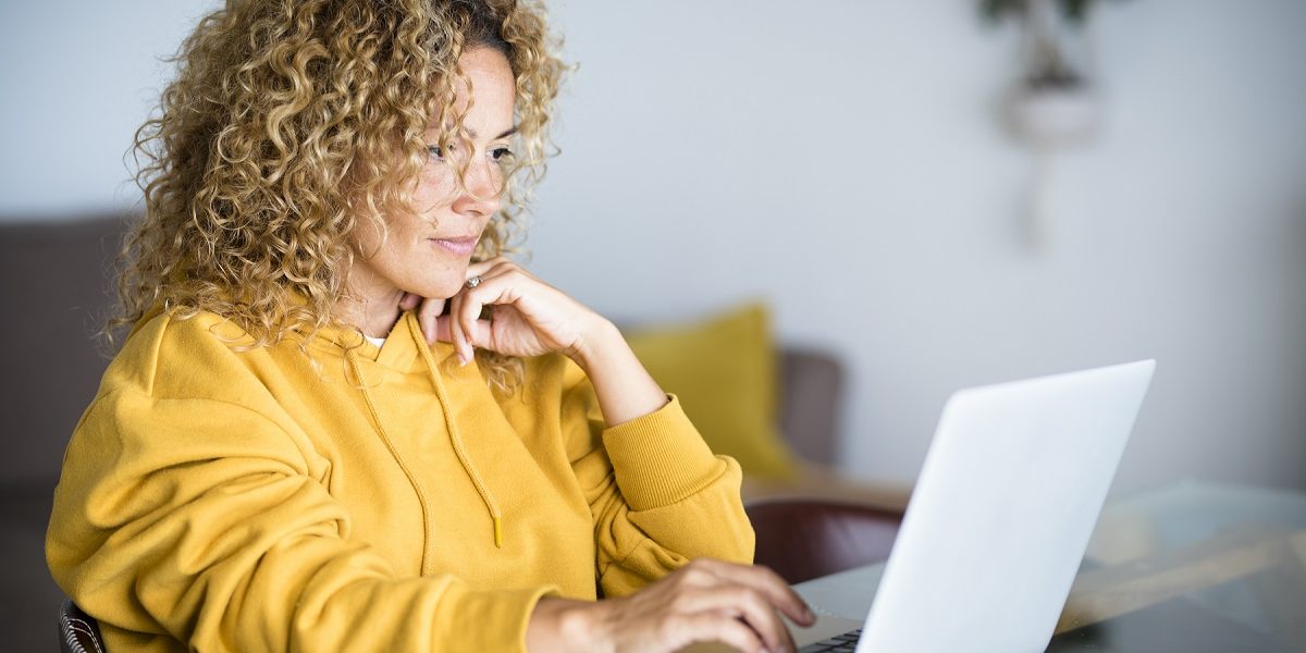 Ragazza in smart working da casa lavora sul laptop