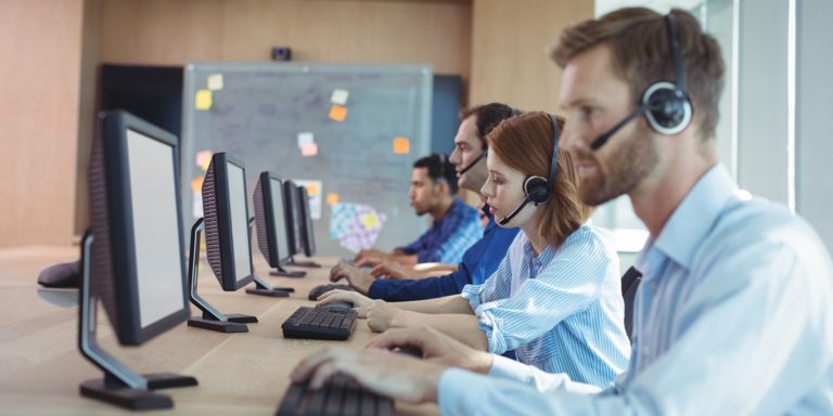Operatori di call center al lavoro al loro desk