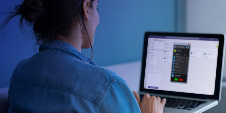 MV-NEWS-Call-da-MS-Teams-1200×600 Immagine di ragazza presa di spalle mentre usa la piattaforma MasterVoice sul suo computer portatile