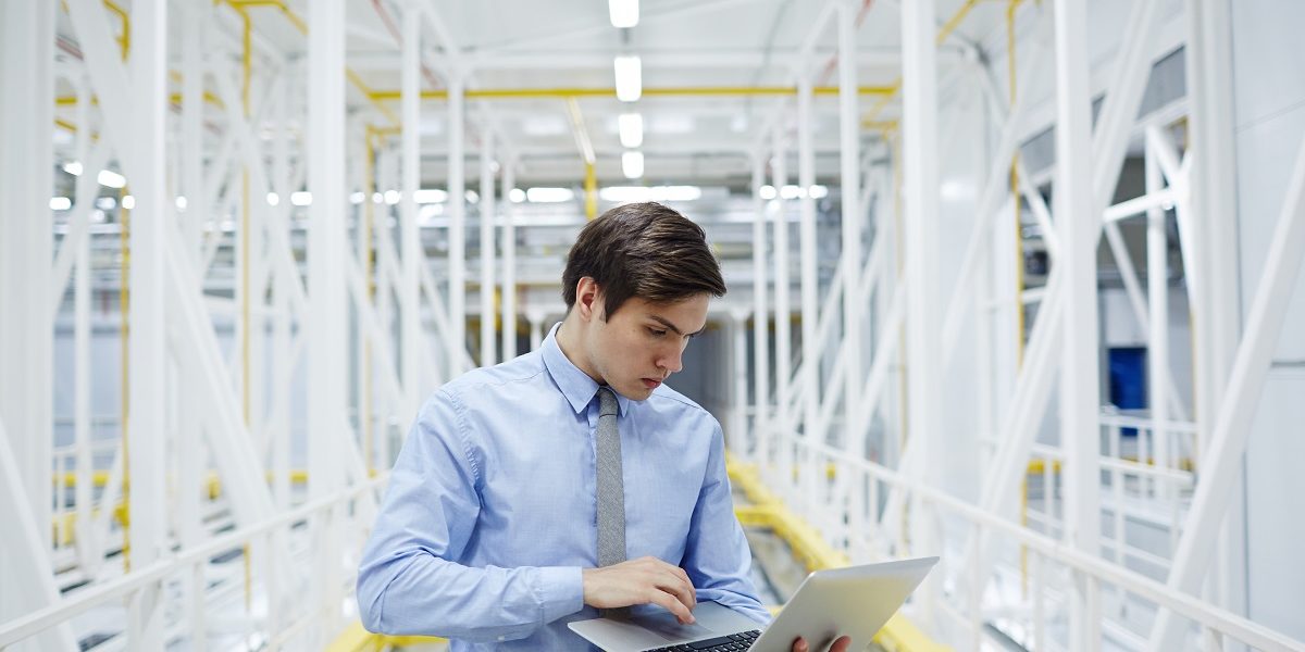 Un giovane addetto alle prese con problemi di connettività in azienda