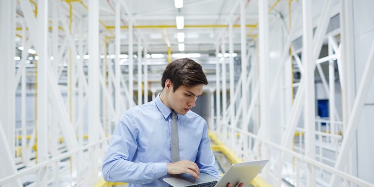 Un giovane addetto alle prese con problemi di connettività in azienda