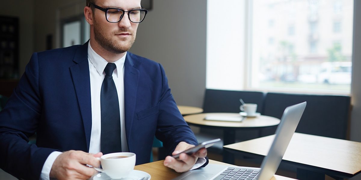 Professionista utilizza gli strumenti della Comunicazione unificata