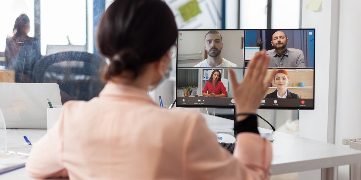 Immagine di una ragazza saluta i colleghi in call online