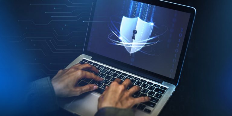 Immagine di operatore che opera su laptop dettaglio mani