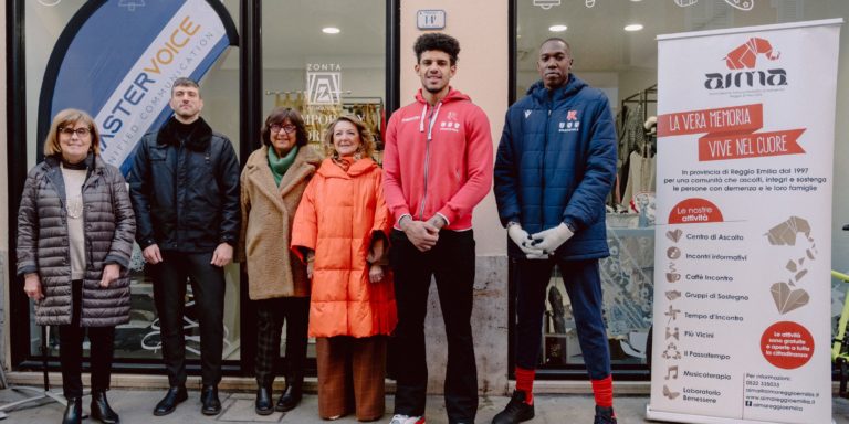 Rappresentanti di MasterVoice, AIMA e Pallacanestro Reggiana al Temporary Store di via Emilia Santo Stefano 14 a Reggio Emilia