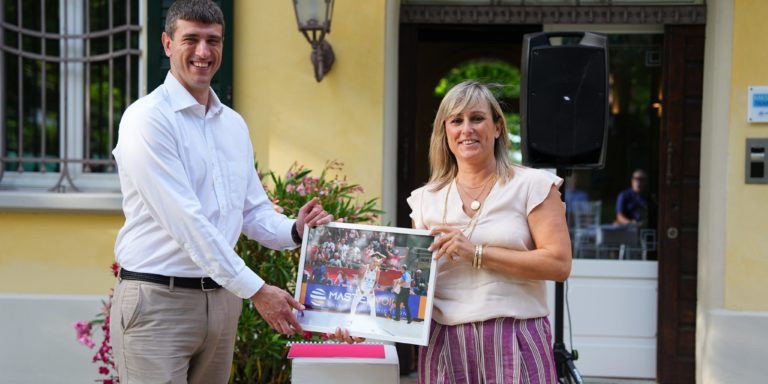 Michele Faedda all'evento di fine stagione di "We care" con la presidente di Pallacanestro Reggiana